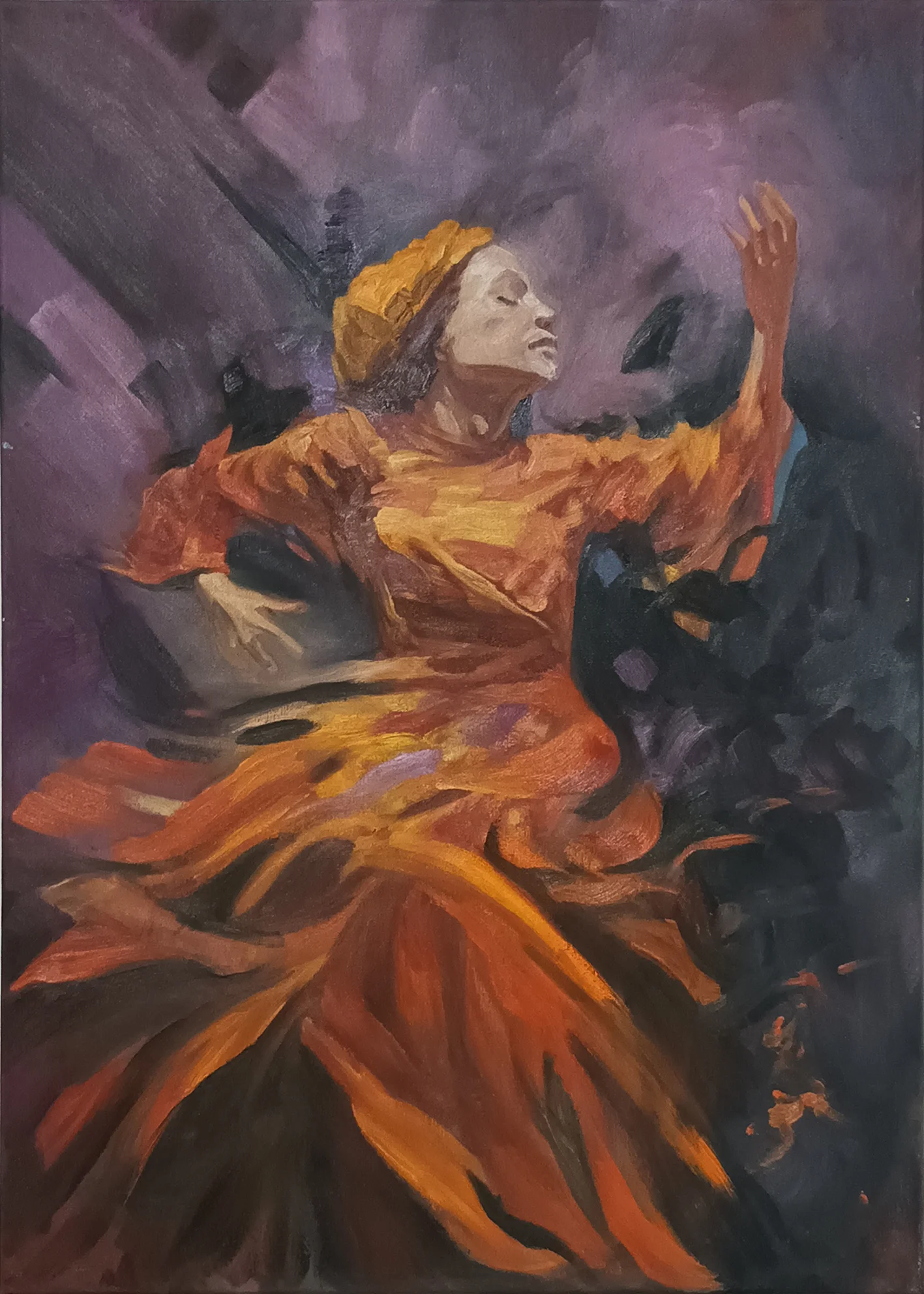 Ein expressionistisches Ölgemälde einer tanzenden Figur in einem fließenden, orange-roten Gewand vor einem tiefvioletten, abstrakten Hintergrund. Die Person hält eine Hand beschwörend nach oben, die Augen sind geschlossen. Kräftige Pinselstriche betonen die dynamische Bewegung.