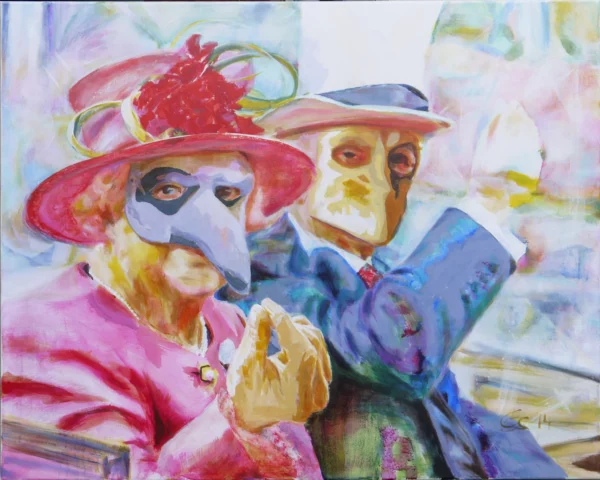 Zwei Personen mit Masken und Hüten in Nahsicht, links rosa Kleidung, rechts Anzug, pastelliger Hintergrund.