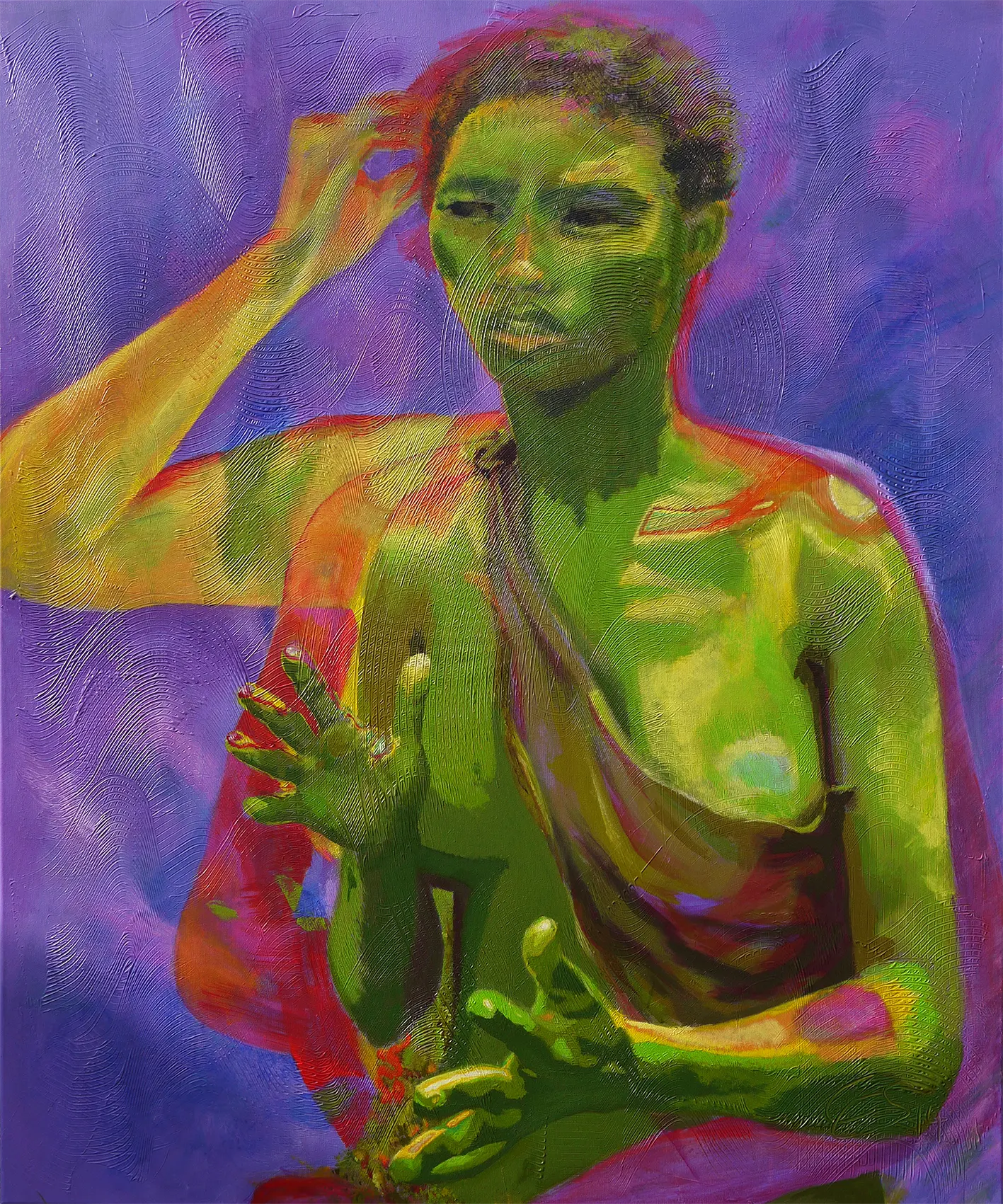 Oberkörper einer Person in Grün und Violett, eine Hand am Kopf, Hände gestisch vor dem Körper, strukturierter violetter Hintergrund.
