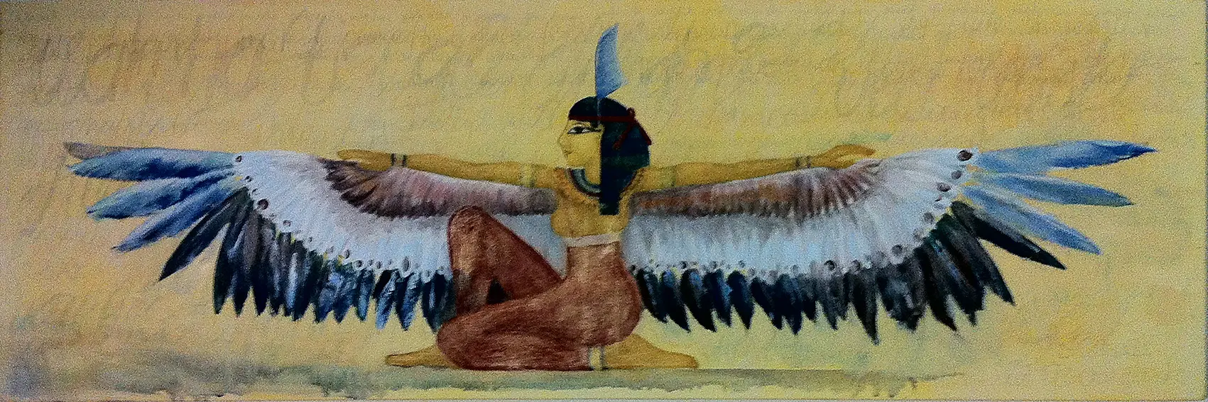 Geflügelte Figur mit ausgebreiteten Flügeln, sitzend im Profil, vor sandfarbenem Hintergrund im Querformat.