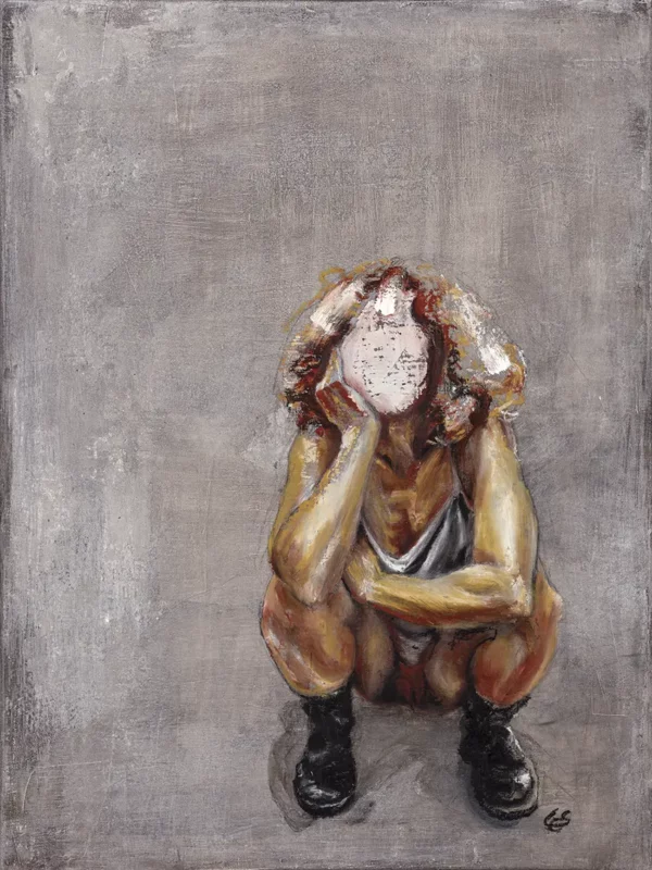 Hockende Figur mit Stiefeln, Ellenbogen auf Knien, Hände am Kopf, Gesicht hell übermalt vor grauem Grund.