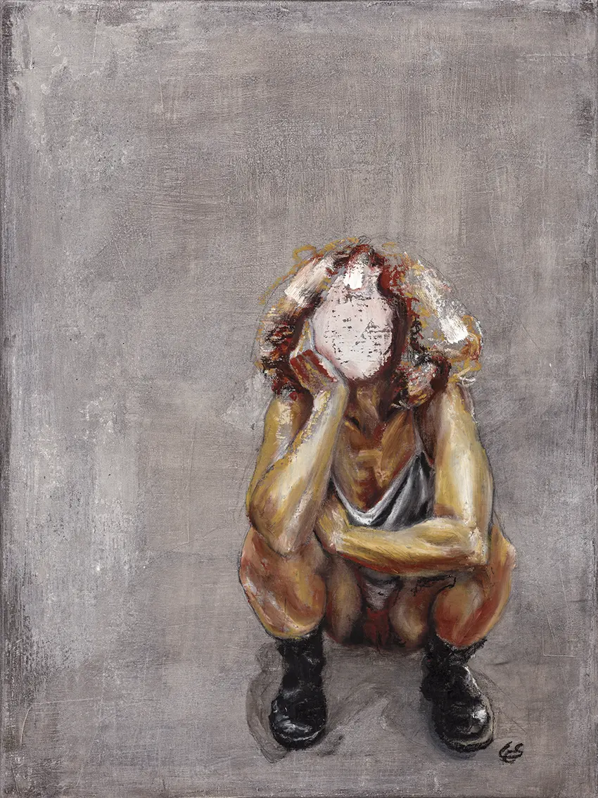 Hockende Figur mit Stiefeln, Ellenbogen auf Knien, Hände am Kopf, Gesicht hell übermalt vor grauem Grund.