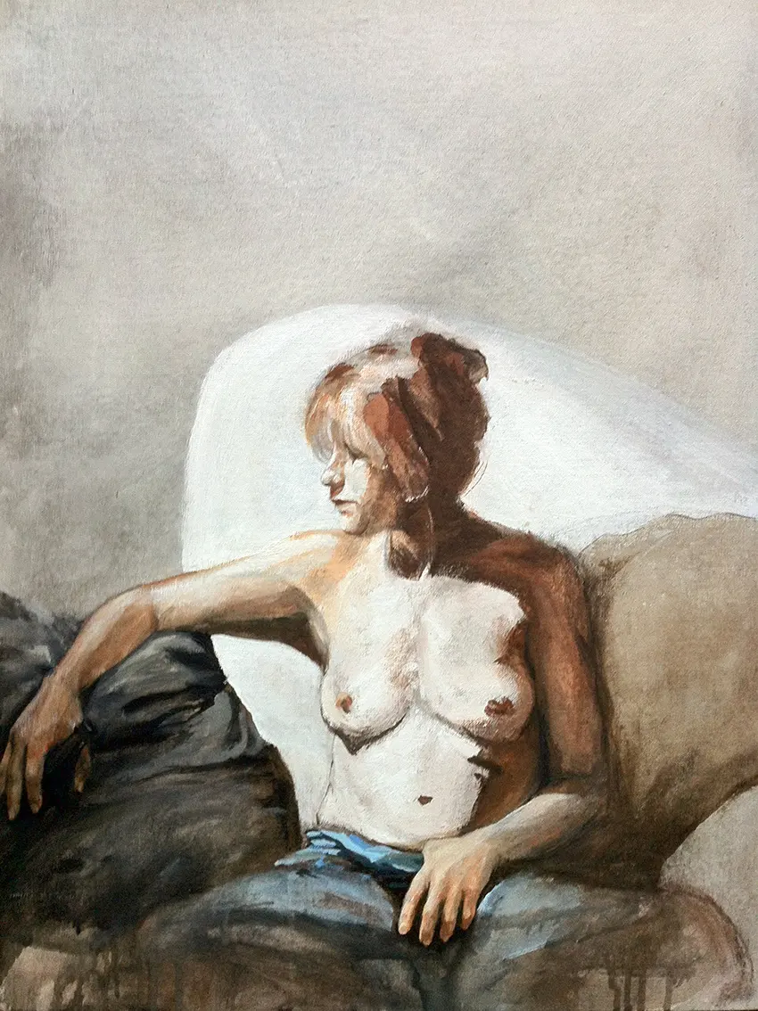 Sitzender weiblicher Akt auf Sofa, Kopf nach links gedreht, vor hellem Hintergrund mit weichen Schatten.