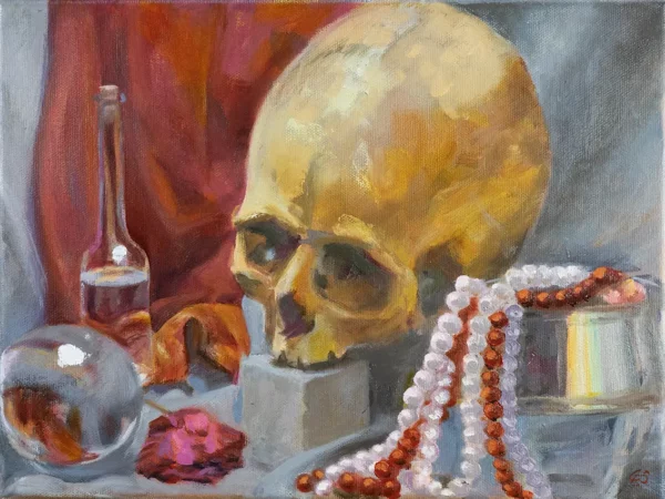 Ölgemälde: Gelber Totenkopf auf Sockel neben Glaskugel, Flasche und rotem Stoff.