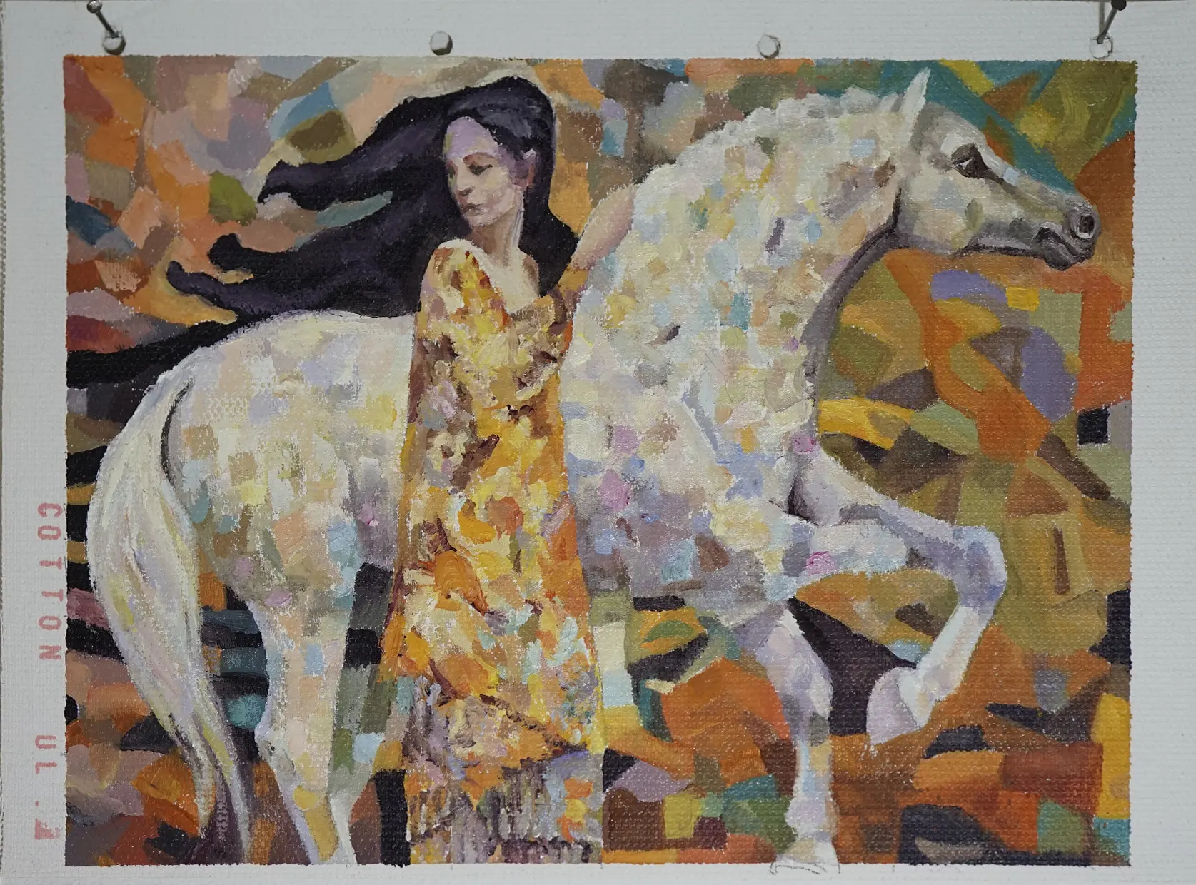 Foto eines aufgehängten Gemäldes: Frau im Kleid vor weißem Pferd; bunter, mosaikartiger Hintergrund.