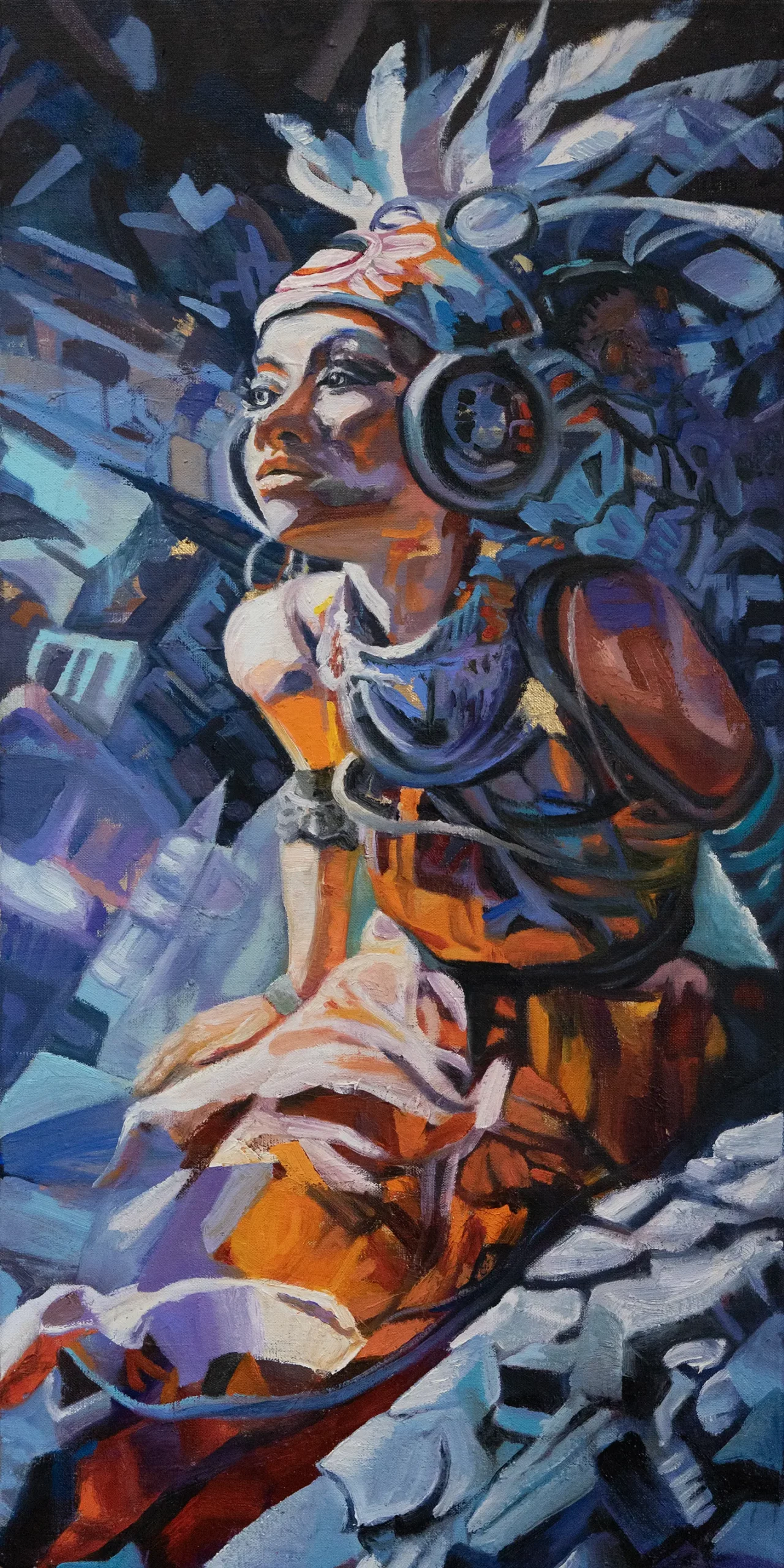 Figur mit großem Headset und Kabeln, Blick nach links; blaues, geometrisch-abstraktes Umfeld, orange Akzente.