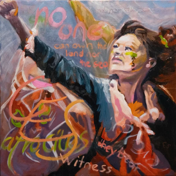 Frau mit erhobenem Arm, Blick nach oben; bunte Schrift- und Linienzüge auf farbigem Hintergrund.