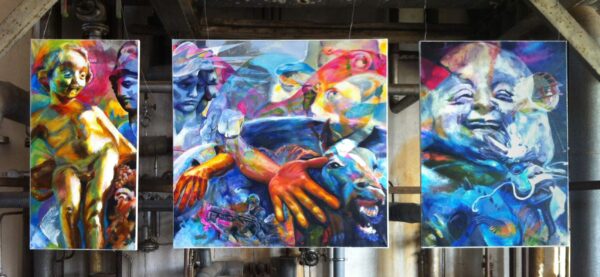 Das Triptychon Supergedenkjahr von cornelia es said in einer frei hängenden Installationsansicht vor dem Interieur des Kraftzentrale Straubing